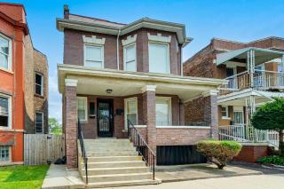 Cozy 4BR Home with Crib & Games Nearby Sights - Chicago - 0