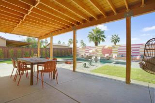 Colorful house with Amazing Backyard - 9