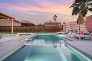 Colorful house with Amazing Backyard - 7