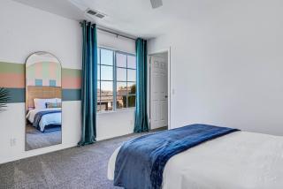 Colorful house with Amazing Backyard - 6