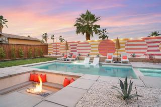 Colorful house with Amazing Backyard - 4