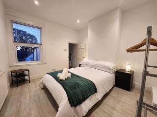Home In Worcester - With Free Parking - Henwick - 0