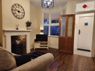 Home In Worcester - With Free Parking - Henwick - 4
