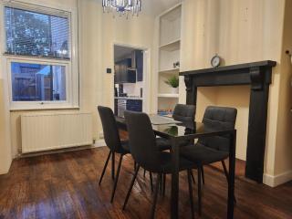 Home In Worcester - With Free Parking - Henwick - 2