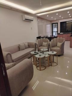 طبربور خلف صالة ليالي الشرق مفروش طابق ثاني ثلاث غرف واحده ماستر سته اسره ثلاث حمامات صاله ضيوف ومطبخ مفتوح على بعض مصعد - Amman - 6