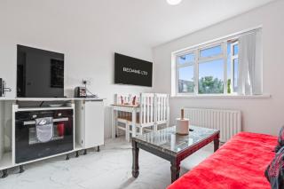 Cozy living in 3 Bedroom 5 Beds with Free Parking - Birmingham - 0