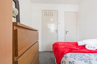 Cozy living in 3 Bedroom 5 Beds with Free Parking - Birmingham - 1