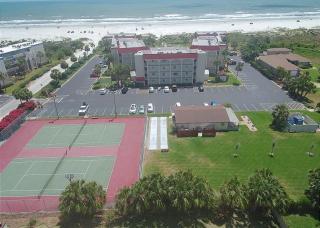 Ocean View 2 Bed, 2 bath, Steps to the Beach - Spanish Trace 240 - Coquina Gables - 8