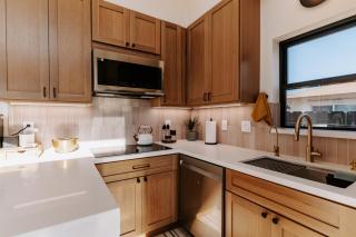 Chic Casita w BBQ, Patio, Backyard - 4 min to SDSU, 15 mins to beach, Unit B - 4