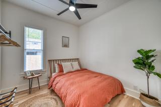 The Golden Goose - Hot Tub-Fire Pit-2 BLKS to Main - Fredericksburg - 8
