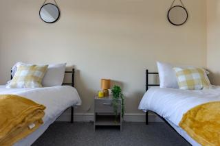 Modern Cozy 2BR Flat- Free parking- Near WBA - Birmingham - 1
