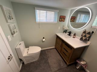 Basement Apartment in Niagara Falls with Self Check-in, Free Wifi and Parking - Niagara Falls - 1