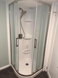Basement Apartment in Niagara Falls with Self Check-in, Free Wifi and Parking - Niagara Falls - 5