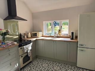 A charming cottage nestled in a peaceful woodland - 9