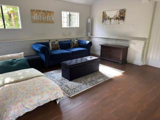 A charming cottage nestled in a peaceful woodland - 8