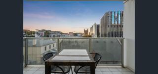 Happy BNB at Oaks Embassy - Adelaide - 9