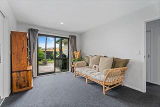 Sun drenched family home - Queenstown - 7