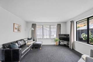 Sun drenched family home - Queenstown - 5