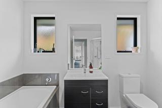 Sun drenched family home - Queenstown - 2