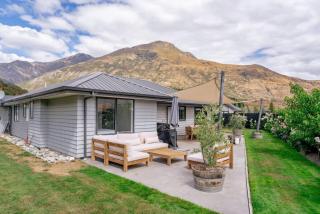Sun drenched family home - Queenstown - 1