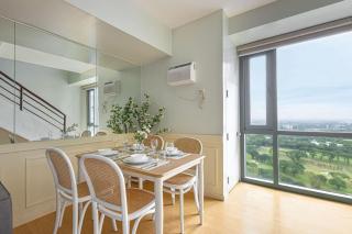 2 BR Golf View Loft Timeless Charm in Avant BGC - Manila - 4