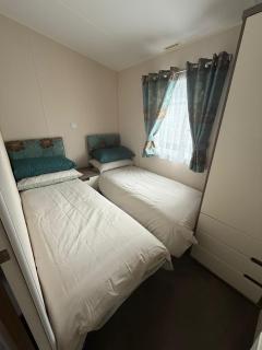Stunning 2 Bedroom Caravan Pets go Free - Hunstanton - 3