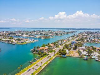 Upscale Luxury Villa near Beach Ideal for Holidays - St Pete Beach - 0