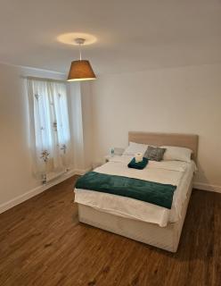 Luxury Kingsize Bedroom with Private Toilet- Central Dartford - Dartford - 0