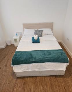 Luxury Kingsize Bedroom with Private Toilet- Central Dartford - Dartford - 6
