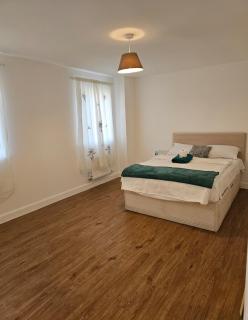 Luxury Kingsize Bedroom with Private Toilet- Central Dartford - Dartford - 1