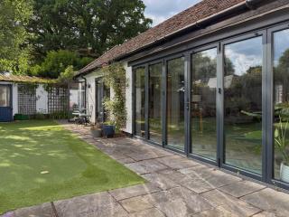 Historic Hampshire Cottage, Private Putting Green - Eversley - 3