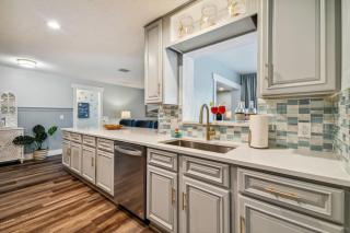 Luxury heated-pool home blocks from the beach - Tarpon Springs - 8