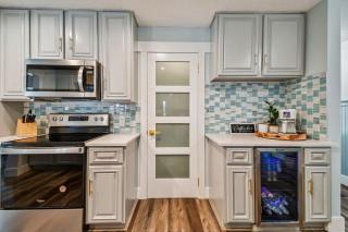 Luxury heated-pool home blocks from the beach - Tarpon Springs - 7