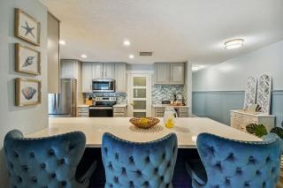 Luxury heated-pool home blocks from the beach - Tarpon Springs - 5