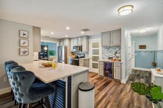 Luxury heated-pool home blocks from the beach - Tarpon Springs - 4