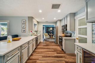 Luxury heated-pool home blocks from the beach - Tarpon Springs - 3