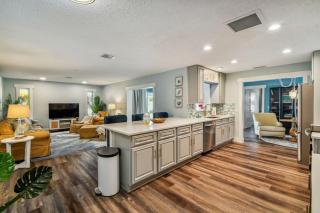 Luxury heated-pool home blocks from the beach - Tarpon Springs - 2