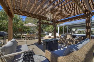 Weitz Getaway with Private Pool Two Hot Tubs - Fredericksburg - 9