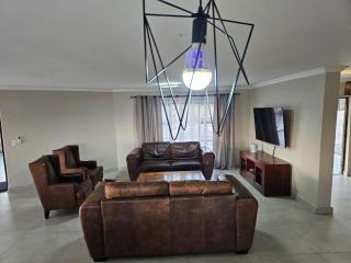 Outerspaces Farmhouse Retreat - - 0