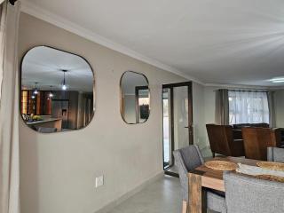 Outerspaces Farmhouse Retreat - - 7