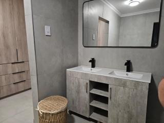 Outerspaces Farmhouse Retreat - - 5