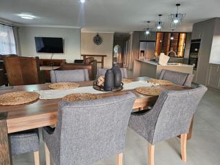 Outerspaces Farmhouse Retreat - - 0