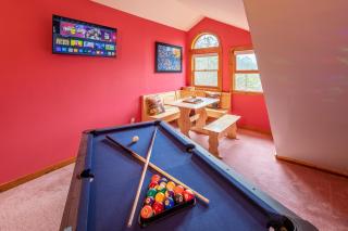 Cozy Log Cabin With Mountain Views, Hot Tub, And Game Room - 7