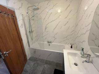 Luxury Ensuite with Bath - Galway - 2