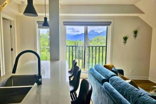 Golden Escape 2 Bdrm Mountain VIEWS - managed by Little Sister Getaways - Canmore - 2
