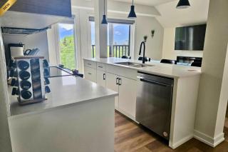 Golden Escape 2 Bdrm Mountain VIEWS - managed by Little Sister Getaways - Canmore - 9