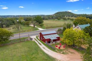Gorgeous Barn Cabin 10min from Main St! - Fredericksburg - 6