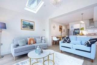 Beautiful House - Sleeps 8 - Close to City Centre with Free Parking, Fast Wifi and Smart TV with Virgin TV and Netflix by Yoko Property - Northampton - 4