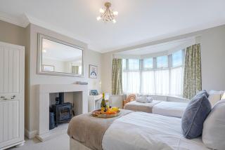 Beautiful House - Sleeps 8 - Close to City Centre with Free Parking, Fast Wifi and Smart TV with Virgin TV and Netflix by Yoko Property - Northampton - 1