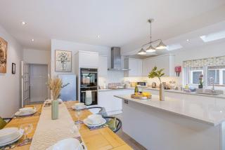 Beautiful House - Sleeps 8 - Close to City Centre with Free Parking, Fast Wifi and Smart TV with Virgin TV and Netflix by Yoko Property - Northampton - 8